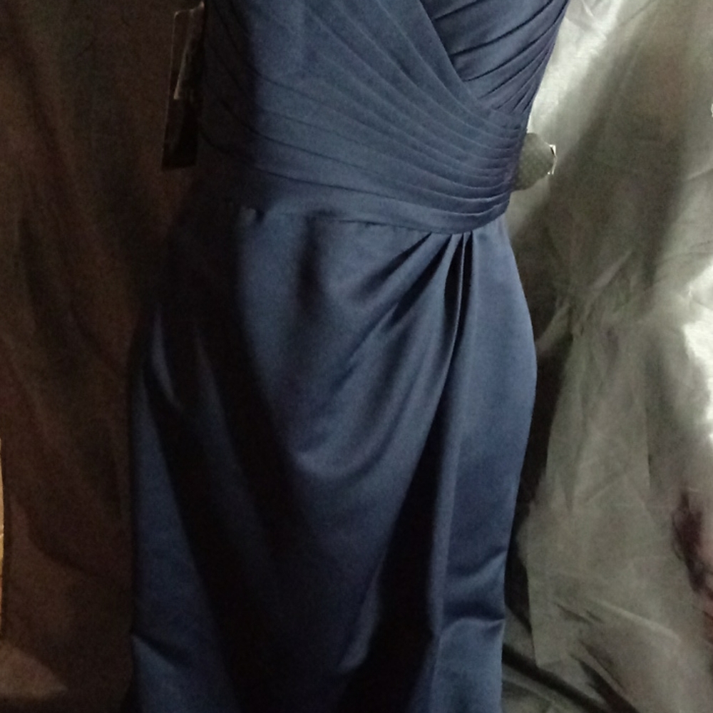 Gown - Picture 3 of 8